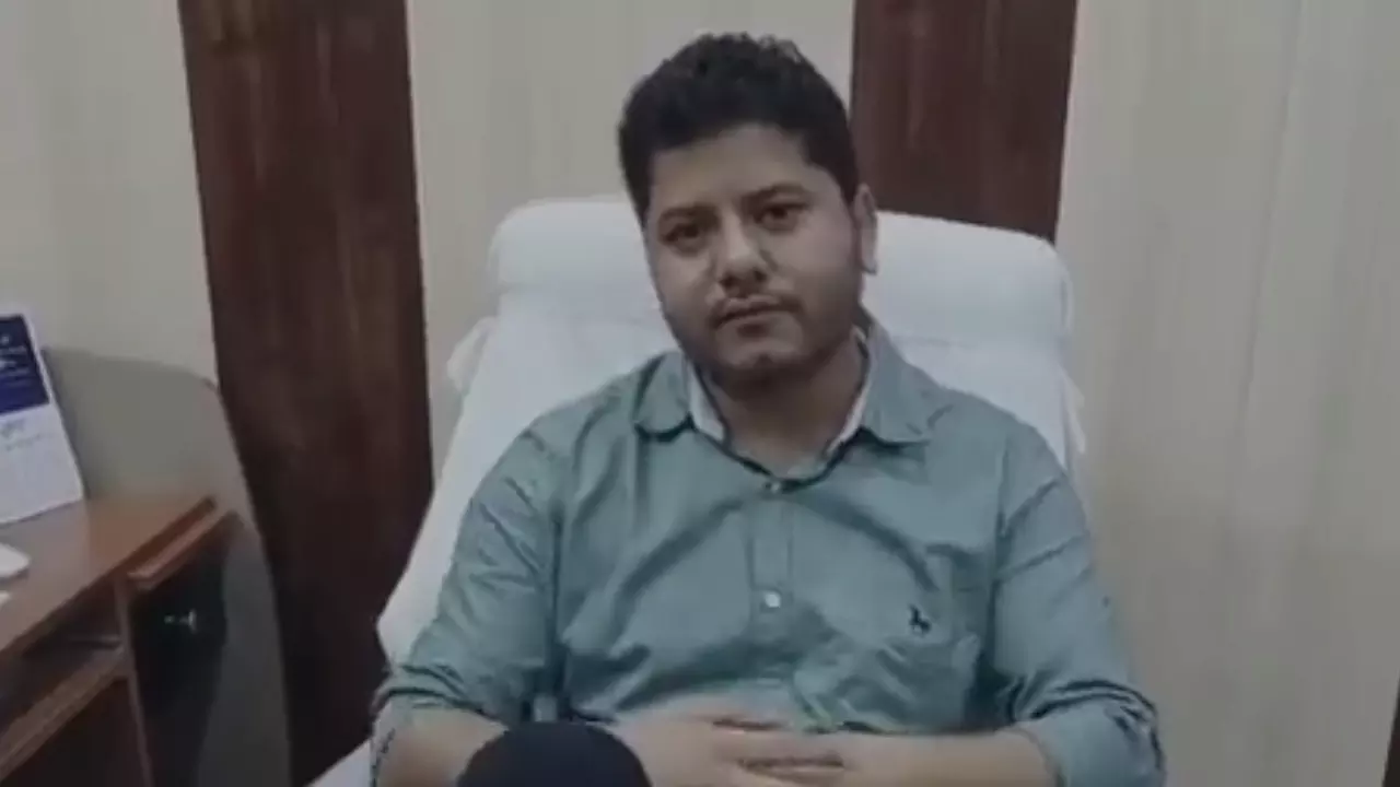 Sitapur News:  सीतापुर में सनसनीखेज घटना, शिक्षक ने बीएसए को ऑफिस में बेल्ट से पीटा