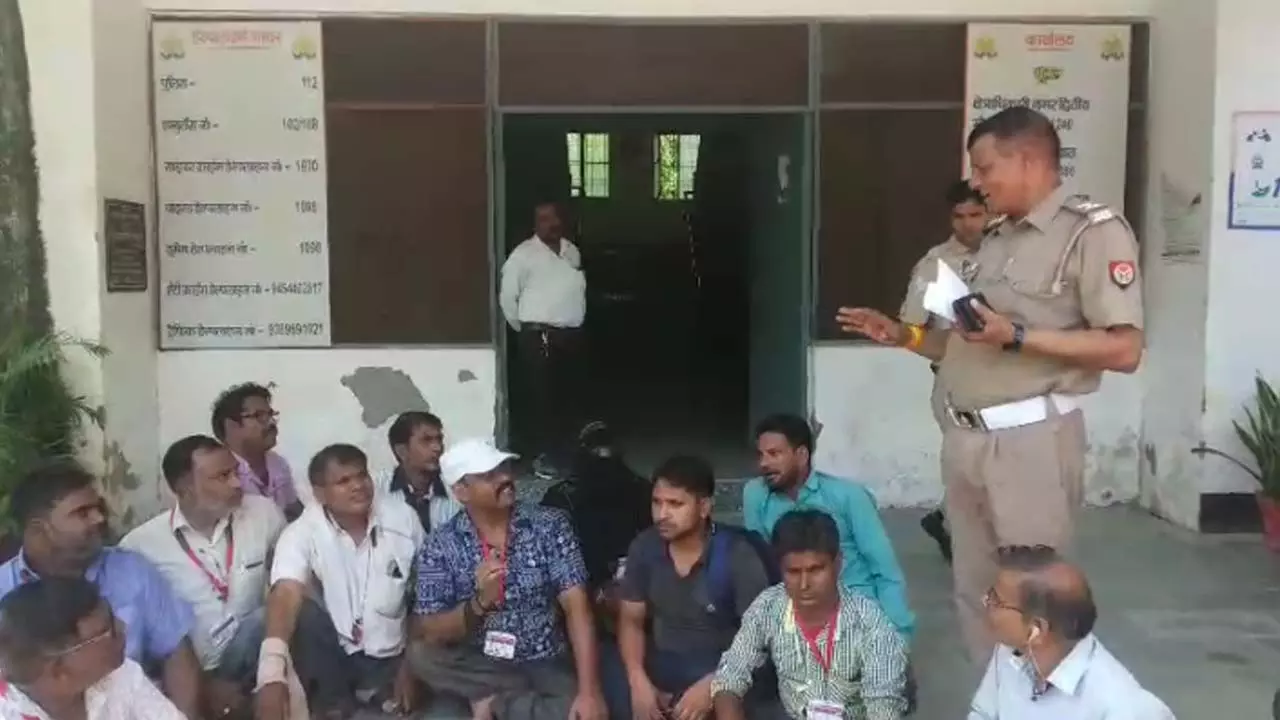 Fierce protest of disabled people against traffic police, riots over e-rickshaw seizure Fierce protest of disabled people against traffic police, riots over e-rickshaw seizure