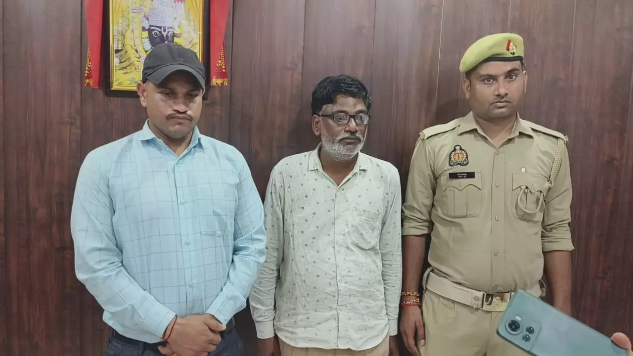 Chitrakoot News: चित्रकूट में राजस्व लिपिक व चतुर्थ श्रेणी कर्मचारी घूस लेते रंगे हाथ पकड़े गए