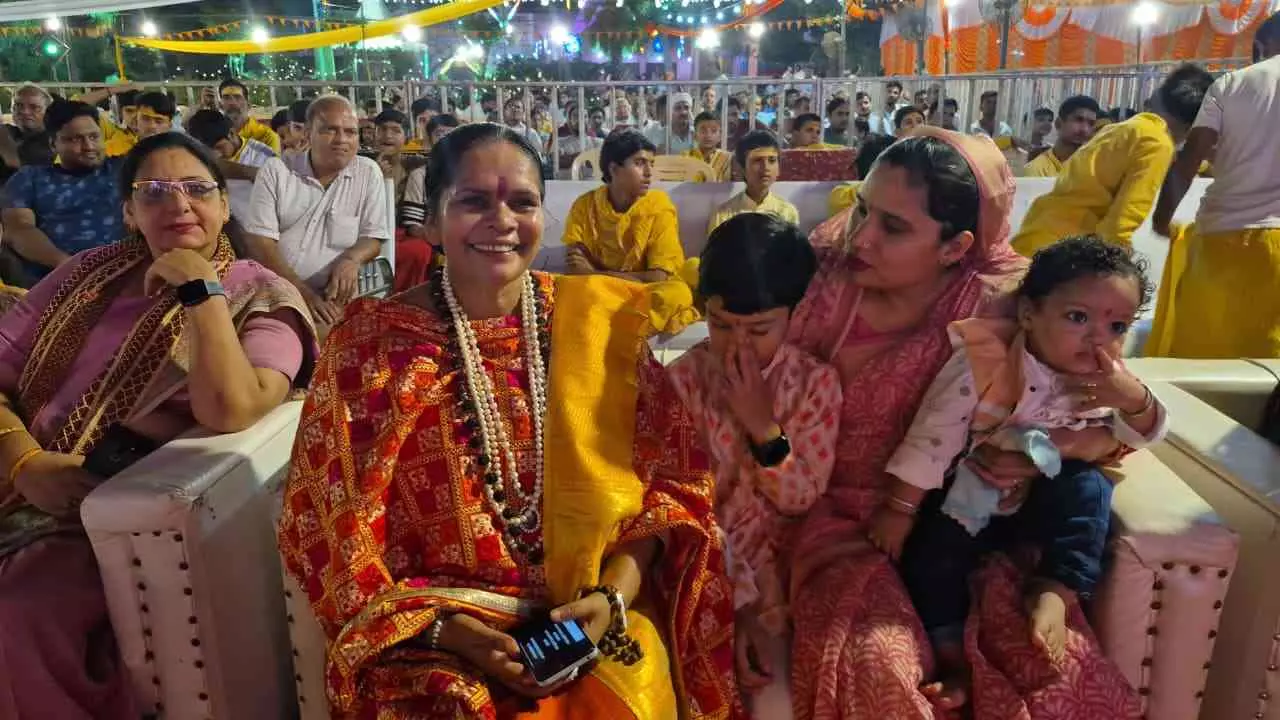 Baghpat: गरबा में मुस्लिम युवकों को जाने से पहले दिखाना होगा आधार कार्ड, साध्वी प्राची का फरमान