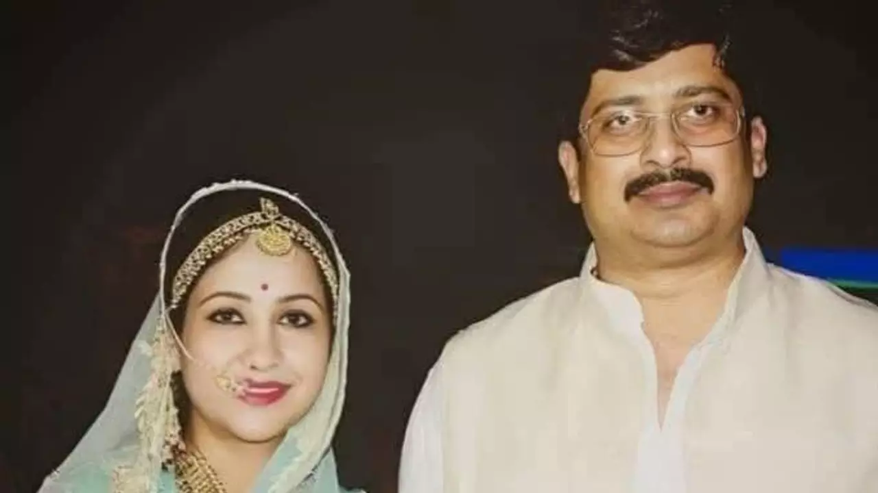 राजा भैया के हथियारों का जखीरा आया सामने,फोटो में दिखे हथियार, भानवी सिंह ने मचाई सनसनी