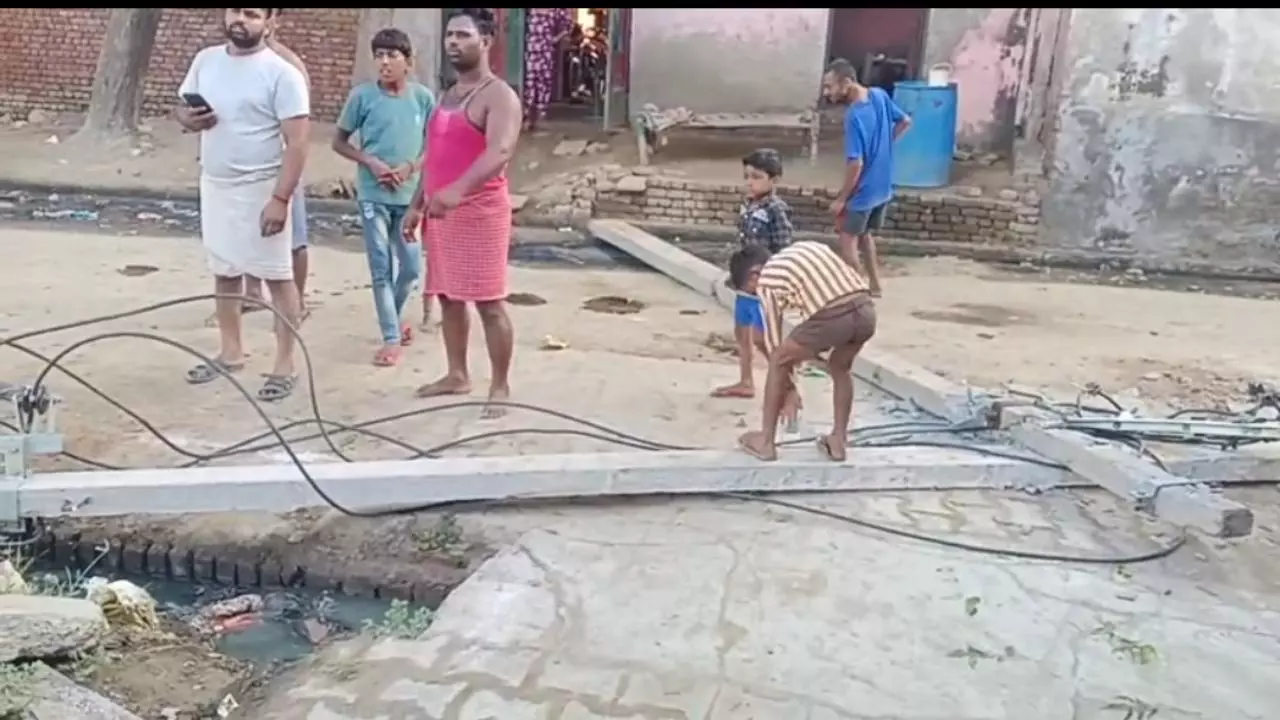 मथुरा: तैयापुर में गिरे तीन बिजली के खंभे, बड़ा हादसा टला, विभागीय लापरवाही पर लोगों का फूटा गुस्सा
