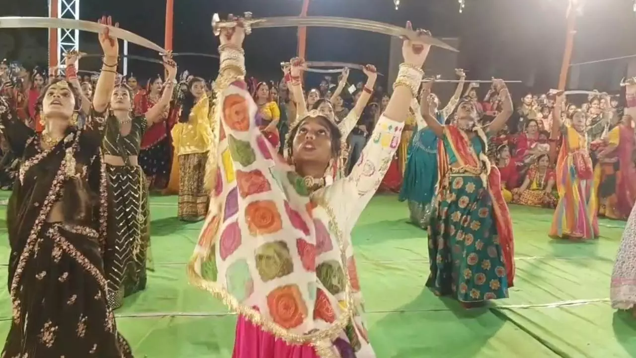 Mahoba News: महोबा में तलवारों संग गरबा, मिशन शक्ति 5.0 को समर्पित नारी शक्ति का अनूठा प्रदर्शन