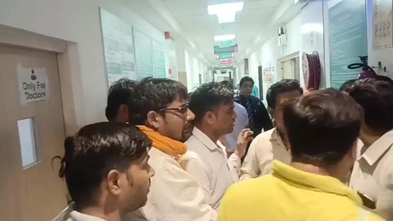 Mathura News: SIMS अस्पताल में मरीज की मौत, परिजनों ने लगाए गंभीर आरोप, प्रशासन पर कार्रवाई का दबाव Mathura News: SIMS अस्पताल में मरीज की मौत, परिजनों ने लगाए गंभीर आरोप, प्रशासन पर कार्रवाई का दबाव