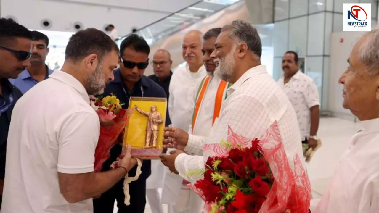स्टेज पर न चढ़ने वाली बेइज्जती के बाद आज राहुल गांधी से मिले पप्पू यादव, फूलों से किया पटना में स्वागत