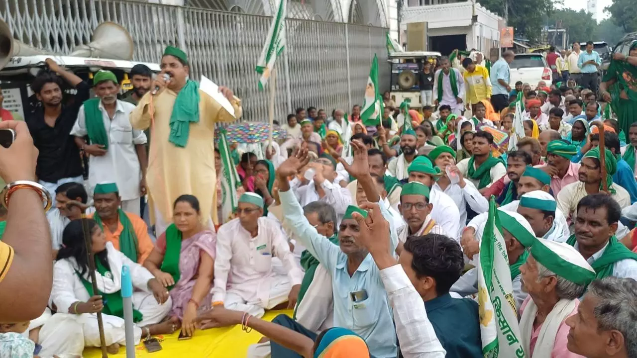 लखनऊ नगर निगम मुख्यालय को फिर से किसानों ने घेरा, पशु जब्ती का विरोध, कार्यालय के बाहर जलाया चूल्हा लखनऊ नगर निगम मुख्यालय को फिर से किसानों ने घेरा, पशु जब्ती का विरोध, कार्यालय के बाहर जलाया चूल्हा