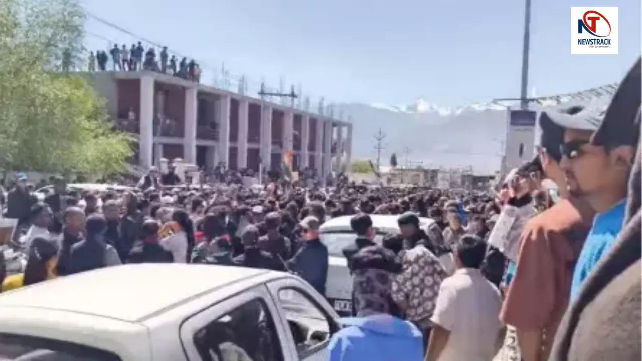 लेह लद्दाख में हिंसक हुए Gen-Z, बीजेपी ऑफिस और CRPF वाहन तक फूंका, इन मांगों पर हो रहा आंदोलन लेह लद्दाख में हिंसक हुए Gen-Z, बीजेपी ऑफिस और CRPF वाहन तक फूंका, इन मांगों पर हो रहा आंदोलन