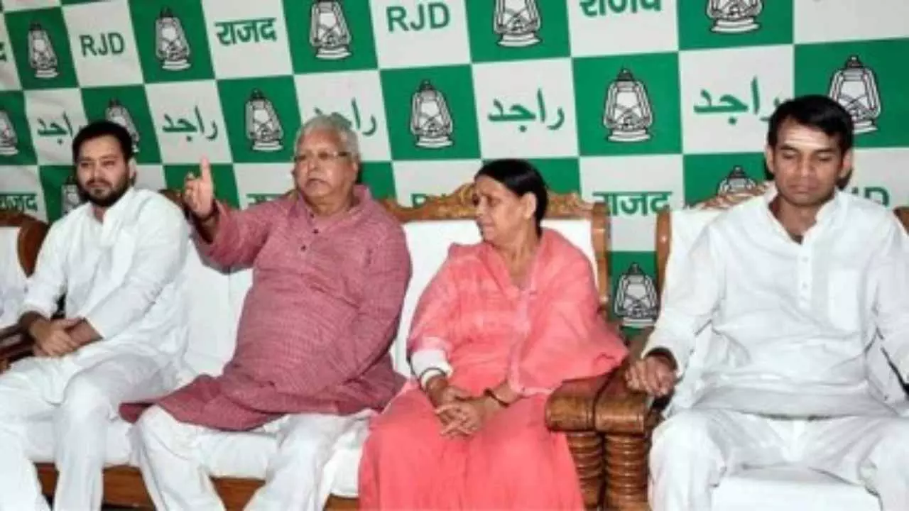 लालू परिवार में औरंगजेब की एंट्री?BJP ने तेजस्वी यादव पर साधा निशाना, कहा-पिता को कैदखाने में...
