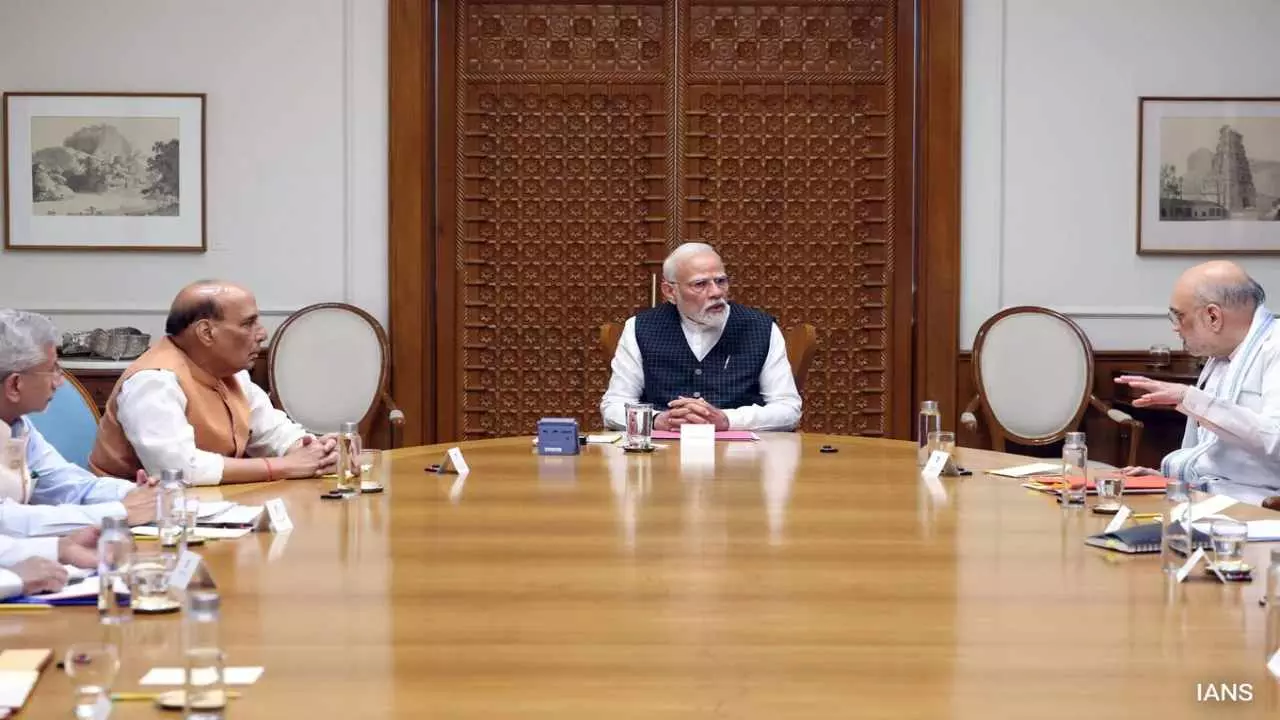 रेलवे कर्मचारियों की बल्ले बल्ले, मोदी सरकार ने दिवाली पर दिया सबसे बड़ा गिफ्ट, कैबिनेट मीटिंग में 70,000 करोड़ के रिफार्म