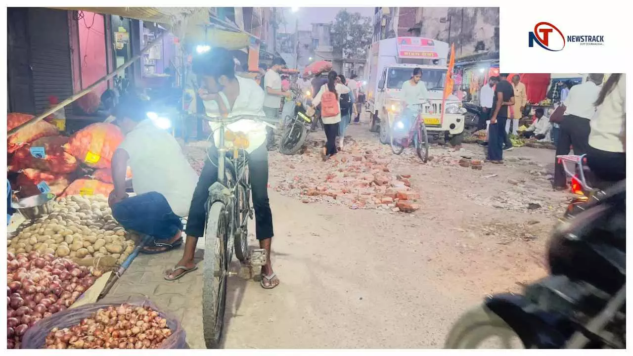 Hardoi News: गल्ला मंडी मार्ग की जर्जर हालत से लोग परेशान, जिम्मेदार बेखबर