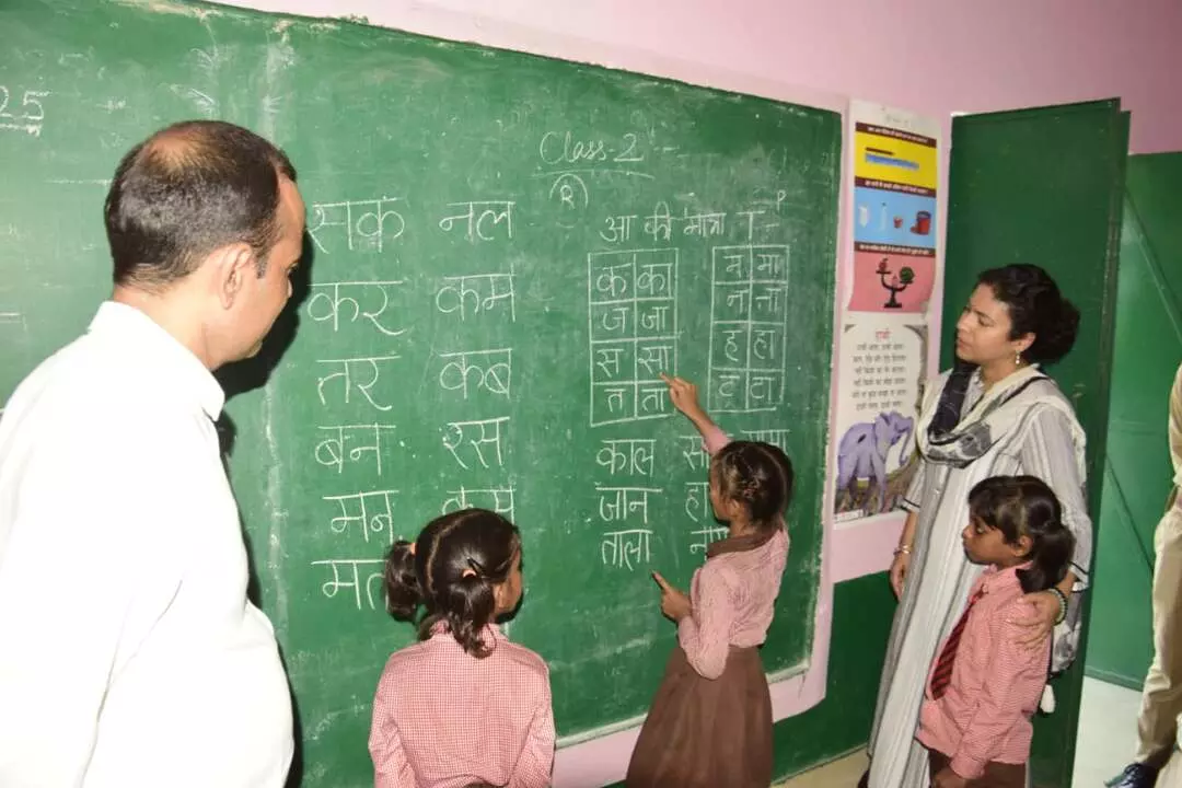 Lakhimpur Kheri: औचक निरीक्षण में डीएम का एक्शन, सहायक अध्यापिका को नोटिस