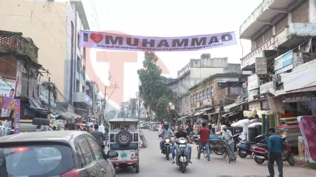 लखनऊ में आई लव मोहम्मद पर छिड़ा पोस्टर विवाद! सड़क के बीचोबीच मौलवीगंज इलाके में दिखा विशाल पोस्टर