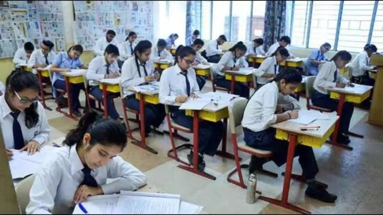 CBSE ने 2026 के बोर्ड एग्जाम लिए जारी की फाइनल डेटशीट,इस तारीख से शुरू हो सकते है एग्जाम,देखें लिस्ट