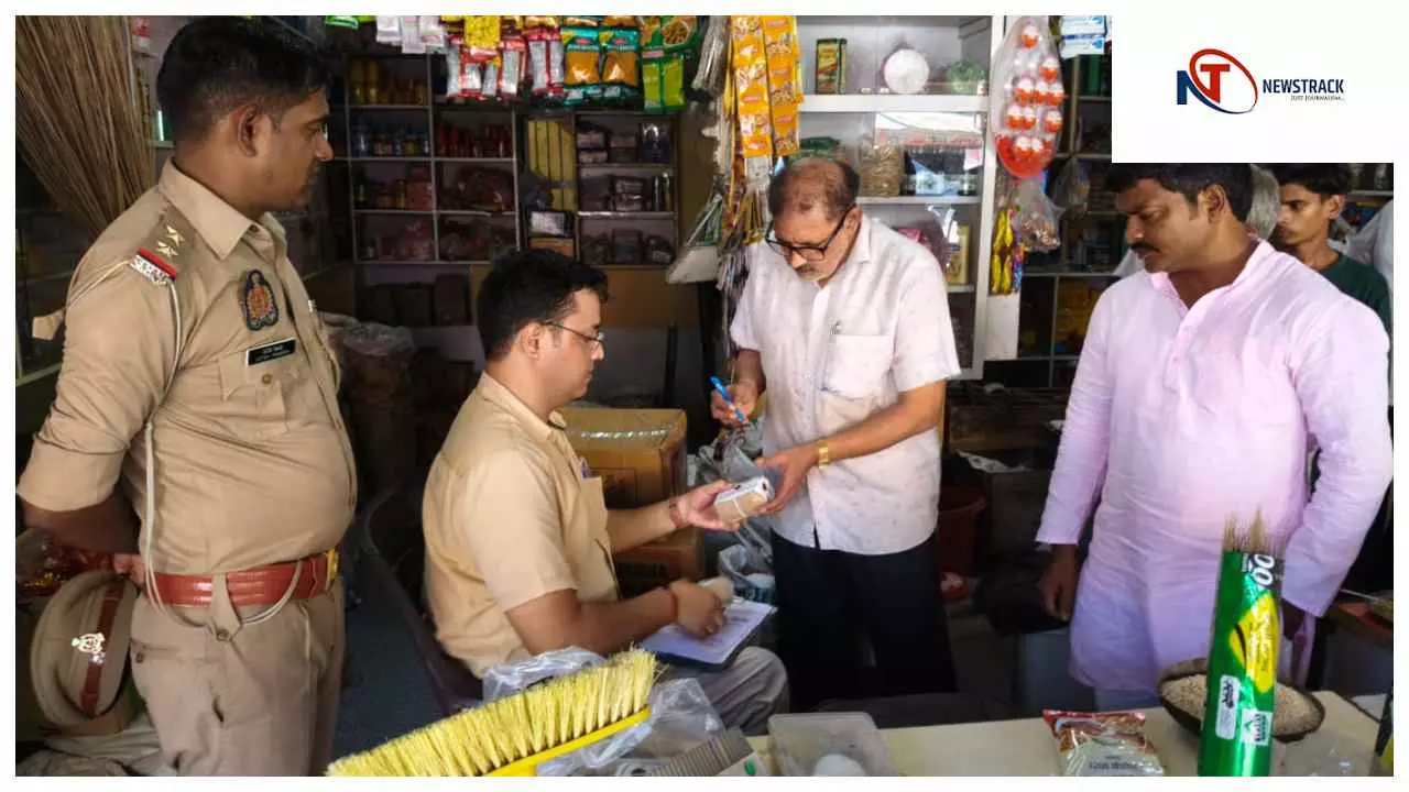 Chandauli : फलाहारी खाद्य वस्तुओं की शुद्धता परखने के लिए भरे गए नमूने,दुकानदारों में मचा हड़कंप