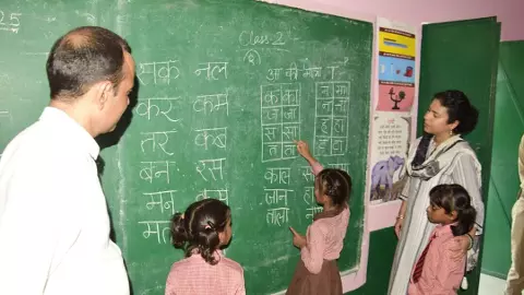 Lakhimpur Kheri: औचक निरीक्षण में डीएम का एक्शन, सहायक अध्यापिका को नोटिस Lakhimpur Kheri: औचक निरीक्षण में डीएम का एक्शन, सहायक अध्यापिका को नोटिस