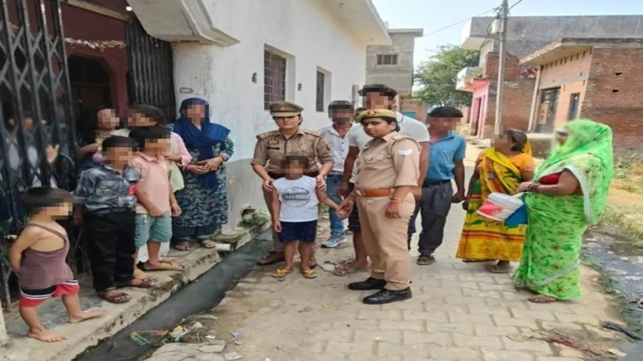 सीएम योगी के मिशन शक्ति अभियान के तहत पुलिस ने भटके लोगों को परिजनों से मिलवाया,खिले चेहरे
