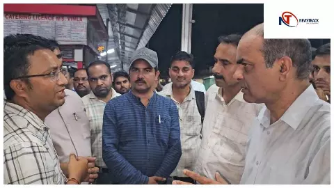 Mahoba News: महोबा रेलवे स्टेशन का डीआरएम ने किया निरीक्षण, सफाई पर जताई नाराजगी