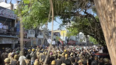 Bareilly News: बरेली में जुमे की नमाज के बाद I Love Muhammad के लेकर बवाल, पुलिस ने लाठीचार्ज किया Bareilly News: बरेली में जुमे की नमाज के बाद I Love Muhammad के लेकर बवाल, पुलिस ने लाठीचार्ज किया