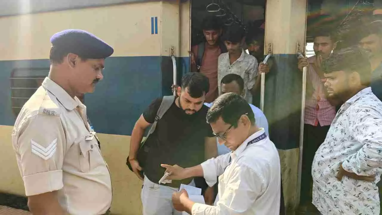 Chandauli News: डीडीयू मंडल में लाल गाड़ी अभियान का खौफ: बेटिकट यात्रियों पर कड़ी कार्रवाई