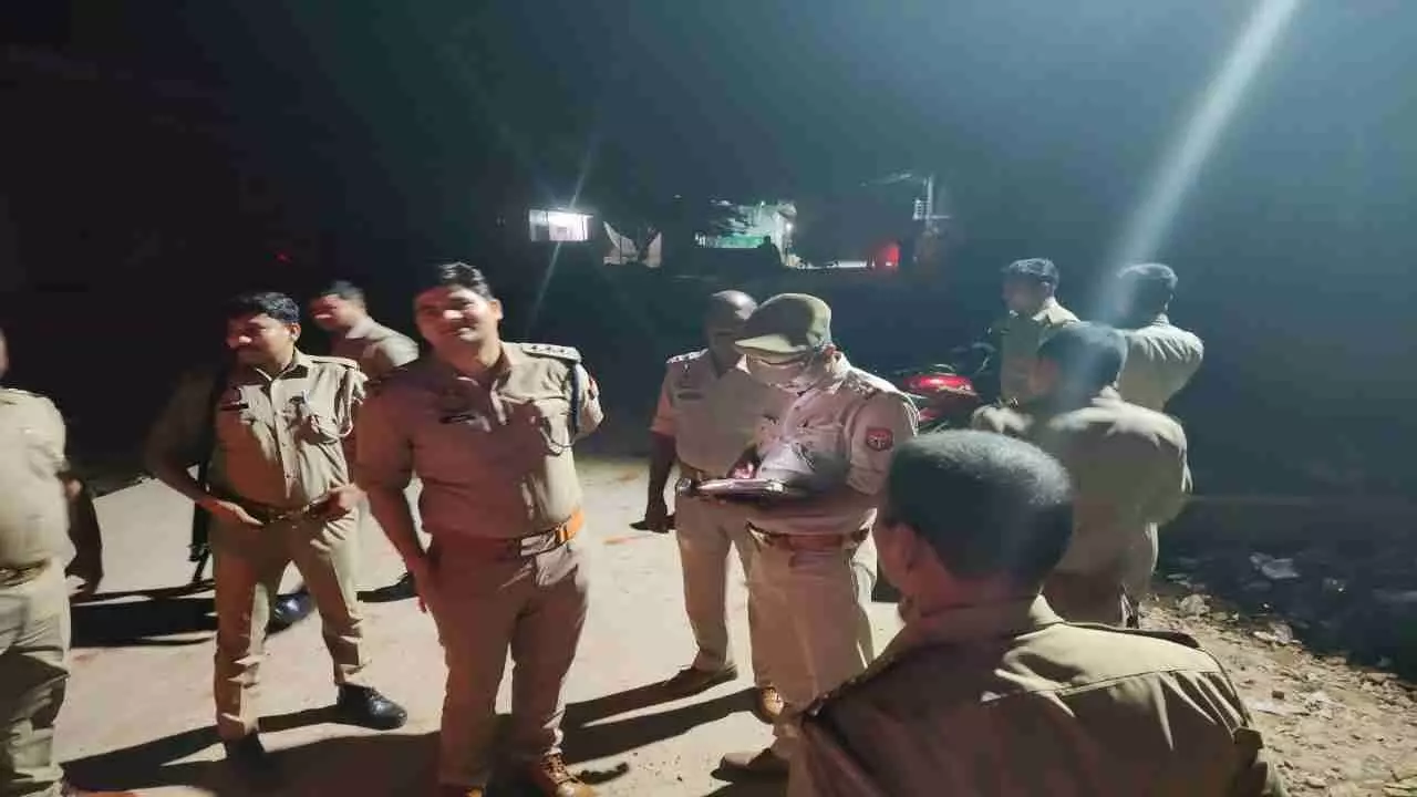 Hathras News: टेसू को लेकर दो पक्षों में हुआ पथराव, की फायरिंग
