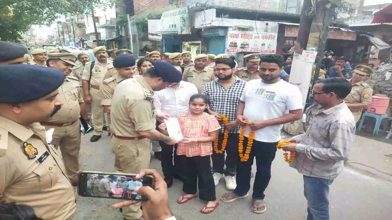 Hardoi News: व्यापारियों से संवाद, सुरक्षा व्यवस्था का लिया जायजा, महिलाओं को किया जागरूक