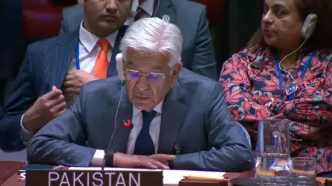 UNSC बैठक में रक्षा मंत्री ख्वाजा के पीछे बैठी वो महिला, जिसने शुरू किया सियासी विवाद UNSC बैठक में रक्षा मंत्री ख्वाजा के पीछे बैठी वो महिला, जिसने शुरू किया सियासी विवाद