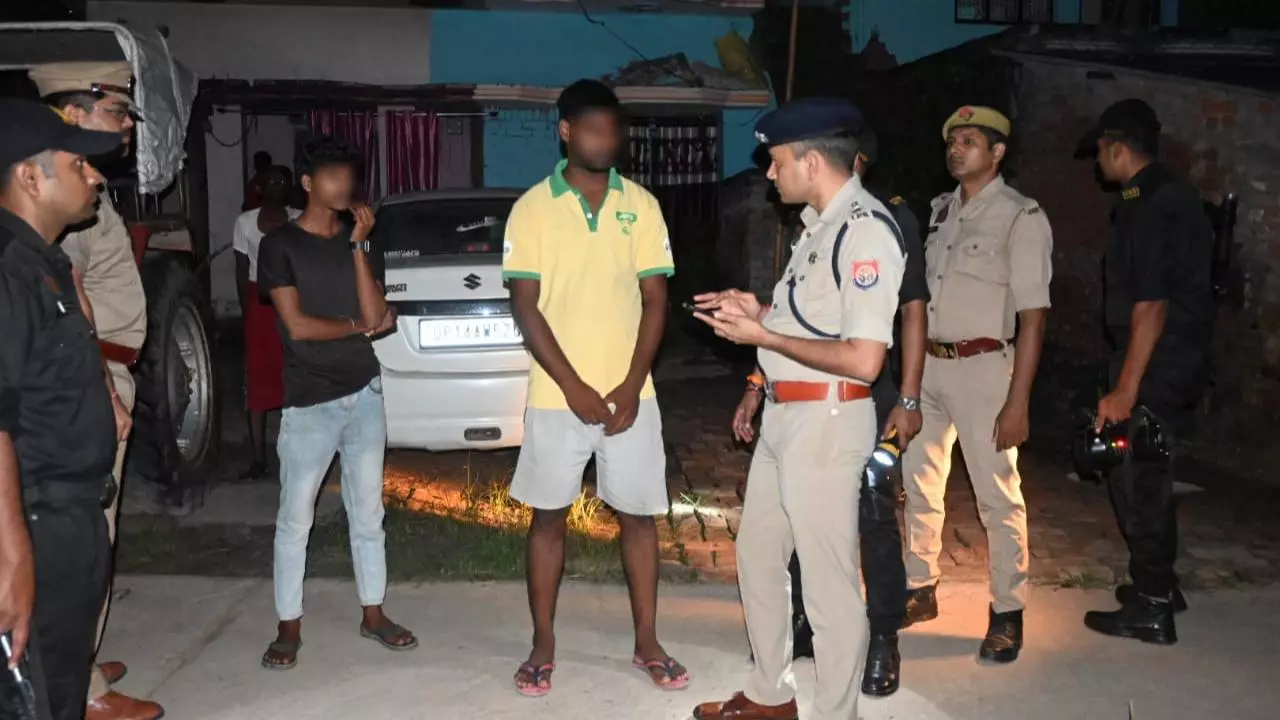 Maharajganj News: चोरी व ड्रोन अफवाहों पर रोक को SP महराजगंज का रात्रि दौरा, ग्रामीणों से संवाद