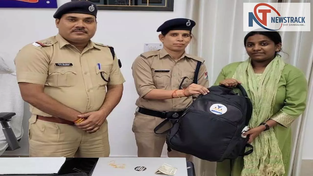 Jhansi News: झांसी आरपीएफ ने लौटाया बैग, अवैध कारोबार पर कसा शिकंजा Jhansi News: झांसी आरपीएफ ने लौटाया बैग, अवैध कारोबार पर कसा शिकंजा