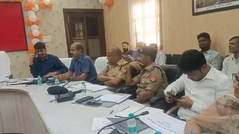 Mathura News: मथुरा प्रशासन ने त्योहारों को लेकर बनाई रणनीति, सुरक्षा, सफाई और व्यवस्था पर फोकस