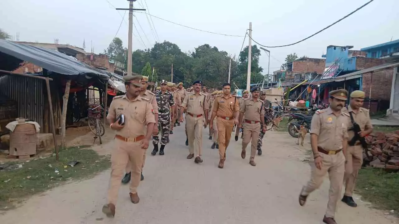 Shravasti News: नवरात्र-दशहरा को देखते हुए इंडो-नेपाल सीमा पर फ्लैग मार्च