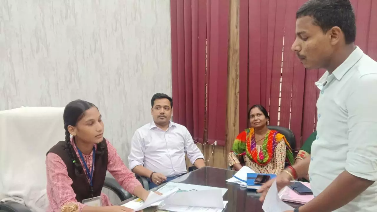 Chandauli News: सना बनीं एक दिन की उप जिलाधिकारी सकलडीहा, मिशन शक्ति के तहत सुनीं जन समस्याएं