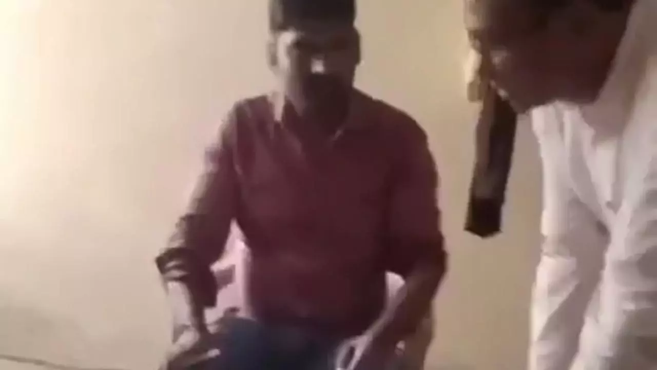 Chandauli News: रिश्वत लेते कैमरे में कैद हुआ लेखपाल, ग्रामीणों ने उठाई सख्त कार्रवाई की मांग