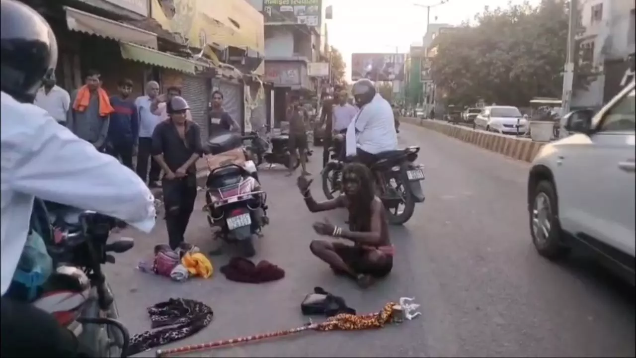 Mathura News: कृष्णा नगर में त्रिशूल लहराते बाबा का सड़क पर हाईवोल्टेज ड्रामा, पुलिस ने काबू पाया Mathura News: कृष्णा नगर में त्रिशूल लहराते बाबा का सड़क पर हाईवोल्टेज ड्रामा, पुलिस ने काबू पाया