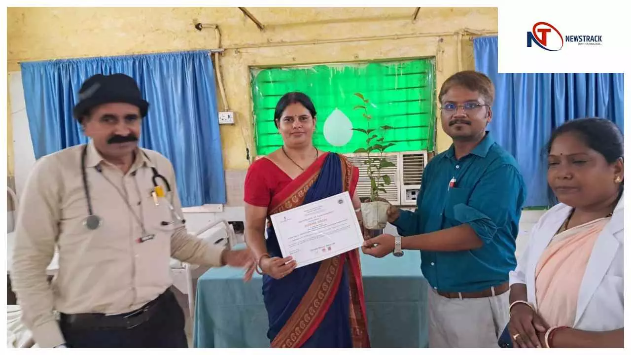 Chandauli News: विश्व हृदय दिवस पर अनोखा रक्तदान: 16 ने दिया खून, बदले में मिला नीम-बेला का पौधा