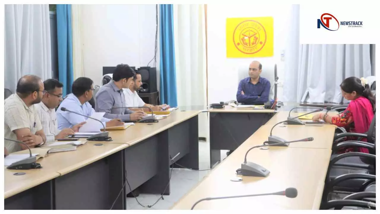 Pratapgarh News: प्रतापगढ़ में खतरे में परिषदीय विद्यालय, हाईटेंशन लाइन हटाने की मियाद तय