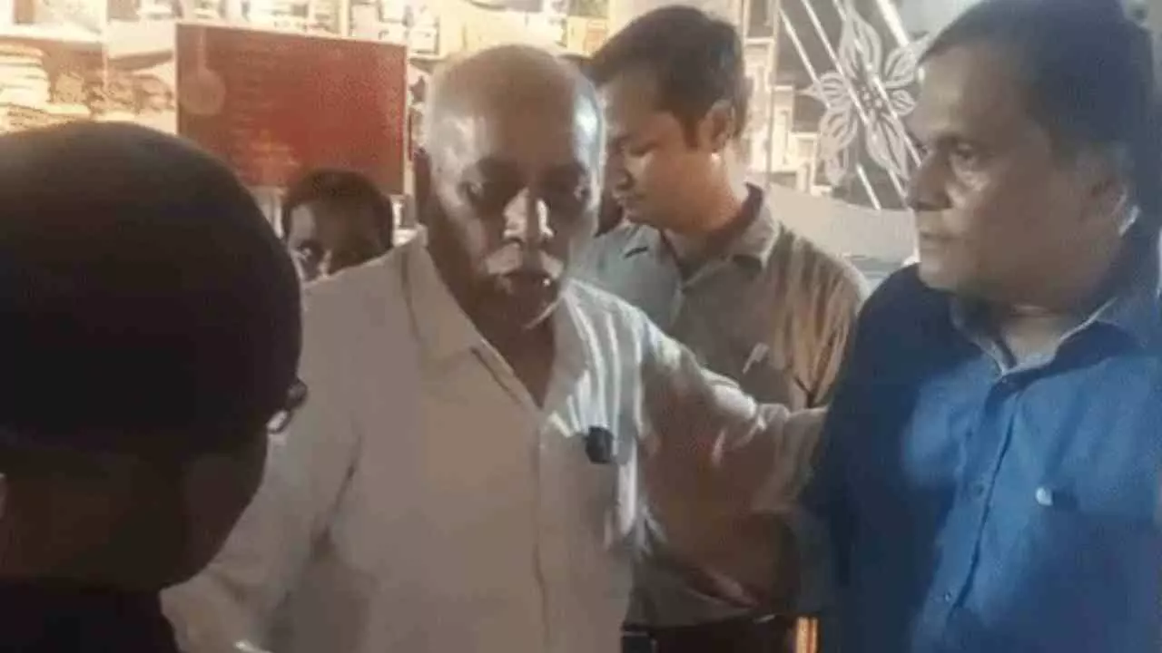 Lucknow में नगर निगम टीम को दुकान मालिक ने गालियां देकर भगाया, पुलिस पर एफआईआर न दर्ज करने का आरोप Lucknow में नगर निगम टीम को दुकान मालिक ने गालियां देकर भगाया, पुलिस पर एफआईआर न दर्ज करने का आरोप