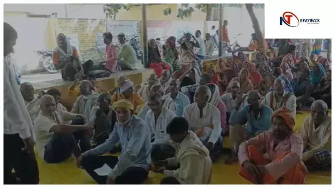 Chandauli News: आशा चयन में धांधली का आरोप,ग्रामीण दे रहे धरना