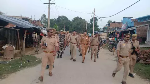 Shravasti News: नवरात्र-दशहरा को देखते हुए इंडो-नेपाल सीमा पर फ्लैग मार्च