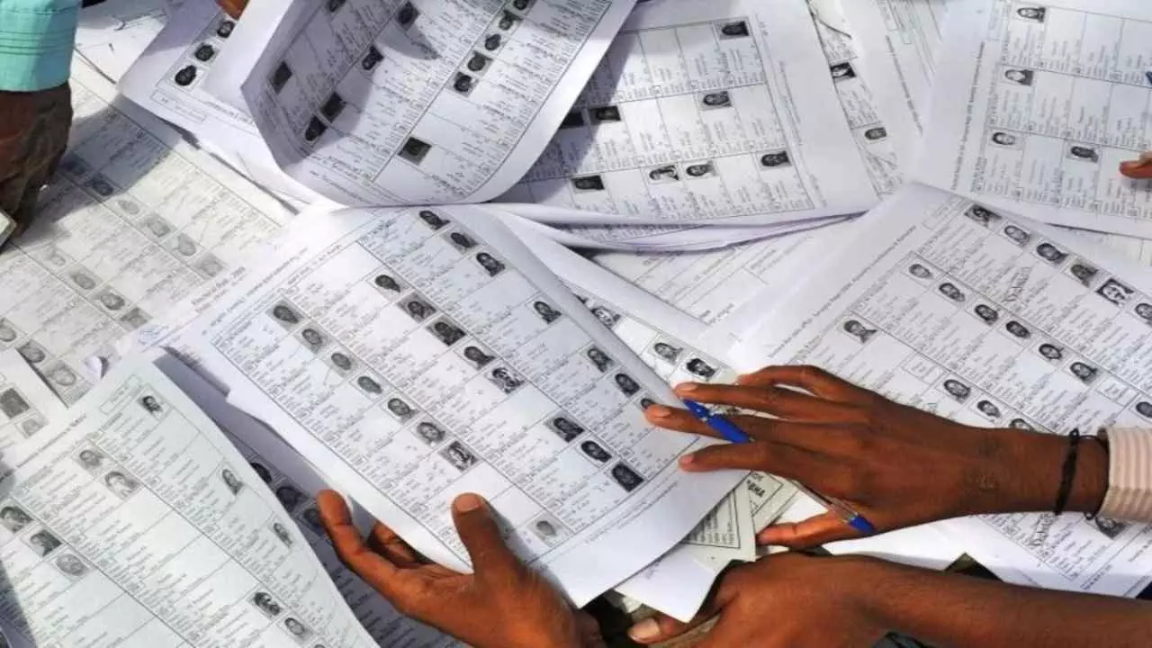 बिहार में फाइनल वोटर लिस्ट आते ही मच गया बवाल, पटना में ही जुड़ गए 1.63 लाख नए मतदाता बिहार में फाइनल वोटर लिस्ट आते ही मच गया बवाल, पटना में ही जुड़ गए 1.63 लाख नए मतदाता