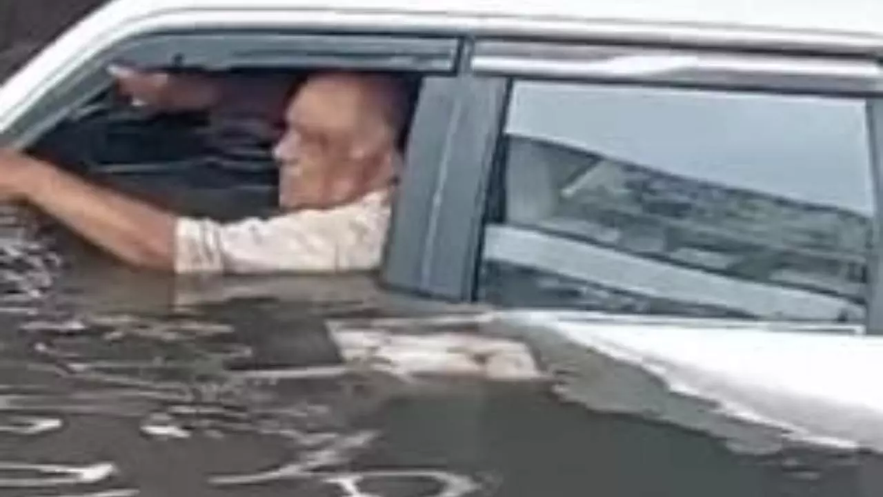 Mathura News: मथुरा में तेज बारिश से सड़कें बनीं तालाब, जलभराव और जाम से जनजीवन अस्त-व्यस्त