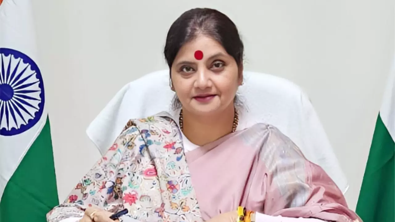 Lucknow News: दुर्गा पूजा-दीपावली पर महिलाओं की सुरक्षा को लेकर यूपी महिला आयोग का सख्त निर्देश