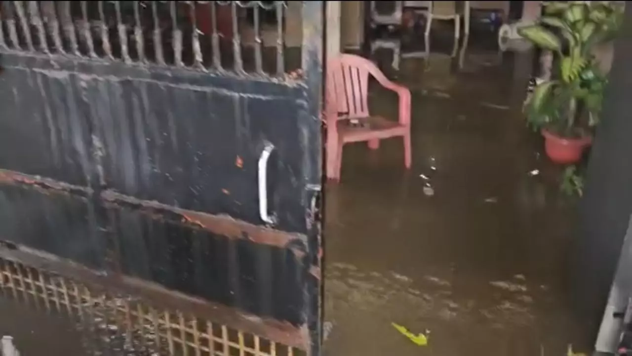 Mathura News: भाजपा विधायक के घर में घुसा गंदा पानी, नगर निगम की लापरवाही से लोग नाराज़