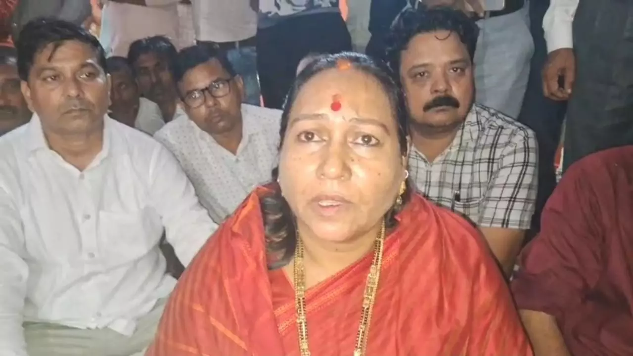 Kanpur News: बारिश के बीच गिरी आकाशीय बिजली, कथा पंडाल धराशायी, टला बड़ा हादसा