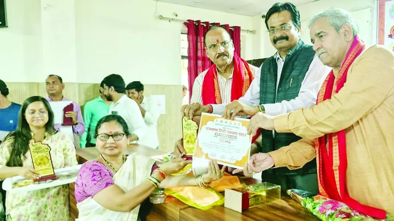 Jhansi News: हिन्दी समाज को एकता और संवाद की शक्ति प्रदान करती है: कुलपति