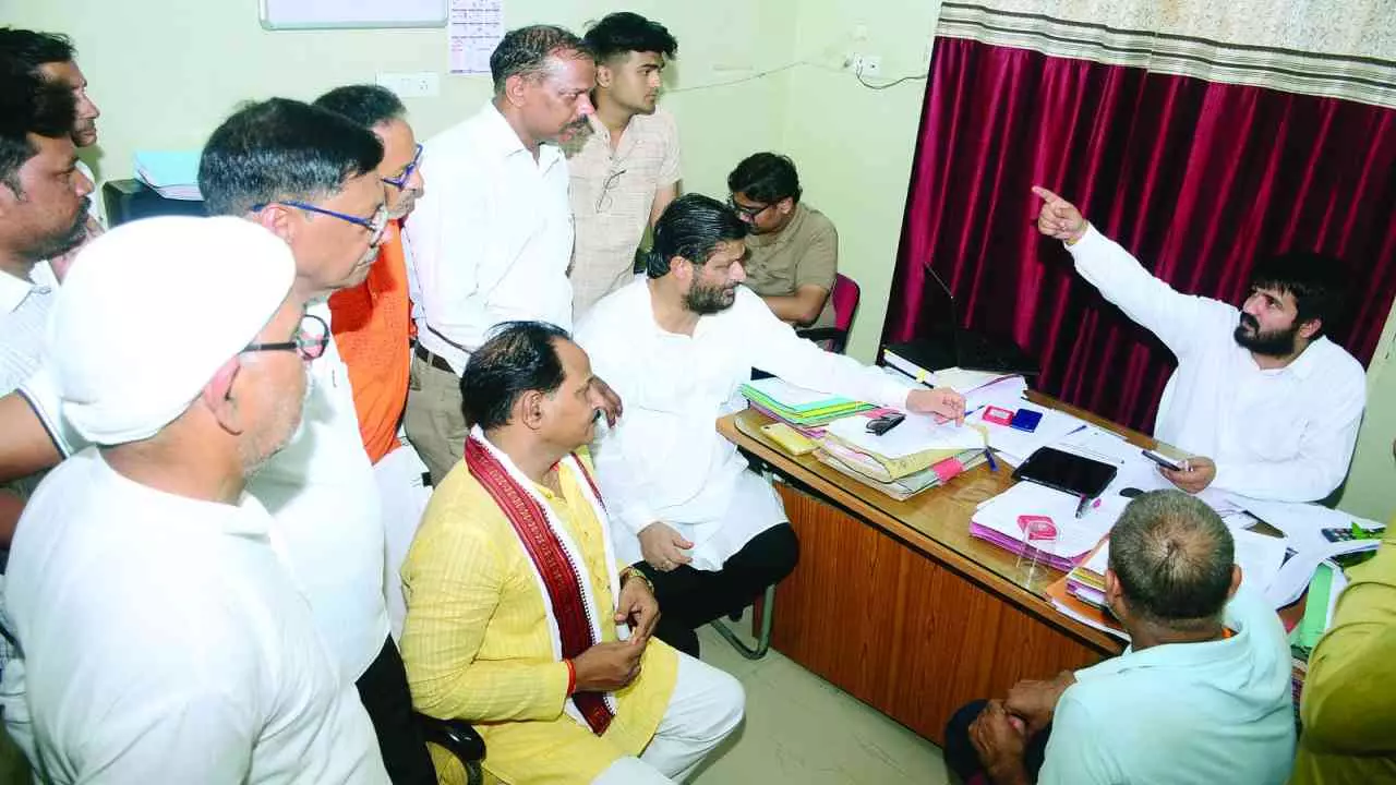 Jhansi News: ज्वलंत समस्याओं को लेकर एनएचआई अफसर का किया घेराव