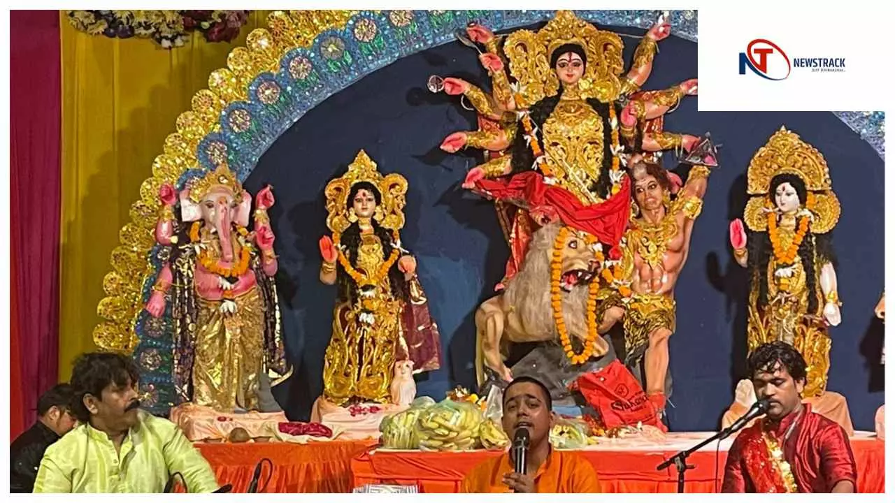Lucknow News: इमार गोमती ग्रीन में दुर्गा पूजा महोत्सव: चंदन मिश्रा की भजन संध्या पर झूमे निवासी