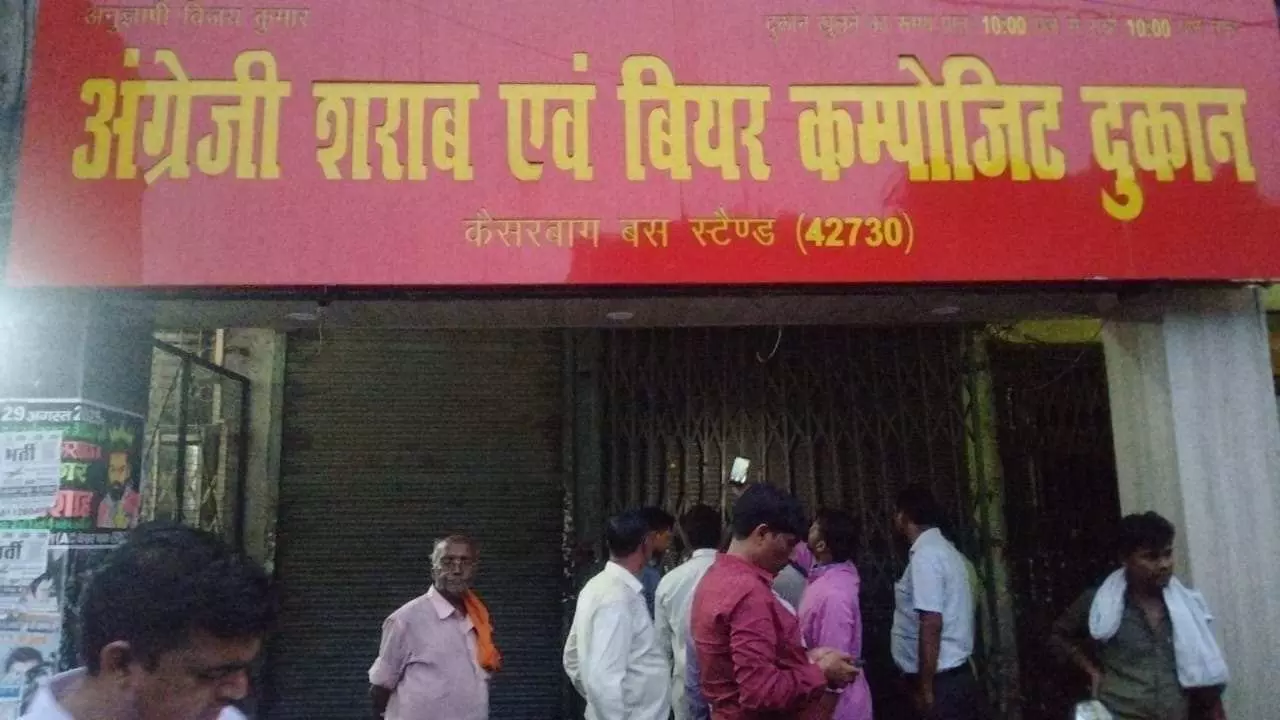 Lucknow में शराब की दुकान पर नगर निगम का छापा, प्रतिबंधित प्लास्टिक बरामद, दुकान हुई सील