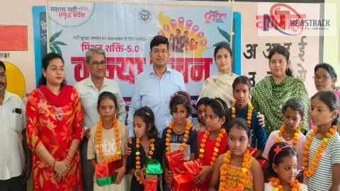 Feast held by worshiping nine girls in Chitrakoot, gifts distributed to children Feast held by worshiping nine girls in Chitrakoot, gifts distributed to children
