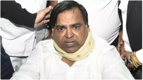 लखनऊ जेल में बंद सपा नेता गायत्री प्रजापति पर जानलेवा हमला, चाकू से सिर पर किए कई वार, सफाई को लेकर दूसरे कैदी से हुयी थी कहासुनी