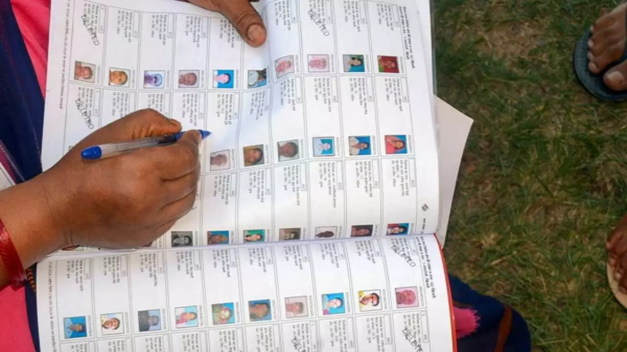 चुनाव से पहले बिहार में वोटर लिस्ट पर छिड़ी जंग, 70 लाख वोटर्स में बड़ा झोल, INDIA Bloc ने EC को घेरा चुनाव से पहले बिहार में वोटर लिस्ट पर छिड़ी जंग, 70 लाख वोटर्स में बड़ा झोल, INDIA Bloc ने EC को घेरा